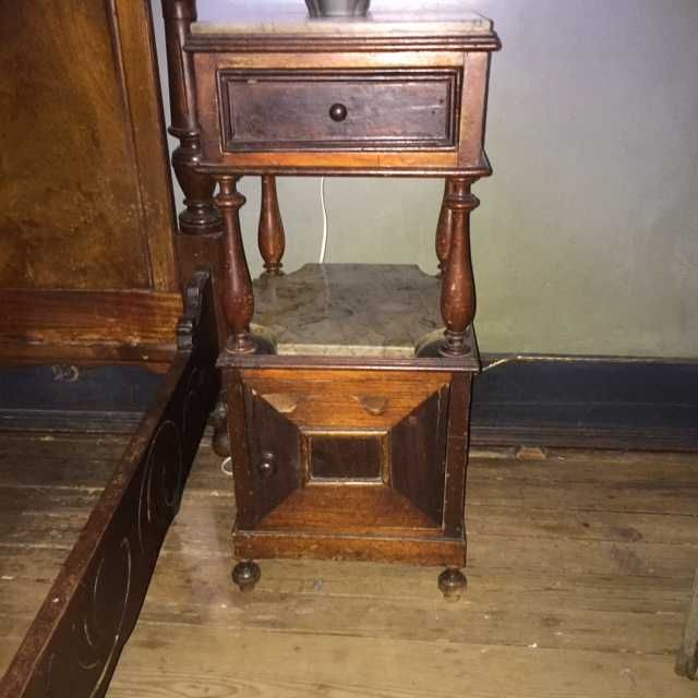Mobilia de quarto, em madeira maciça