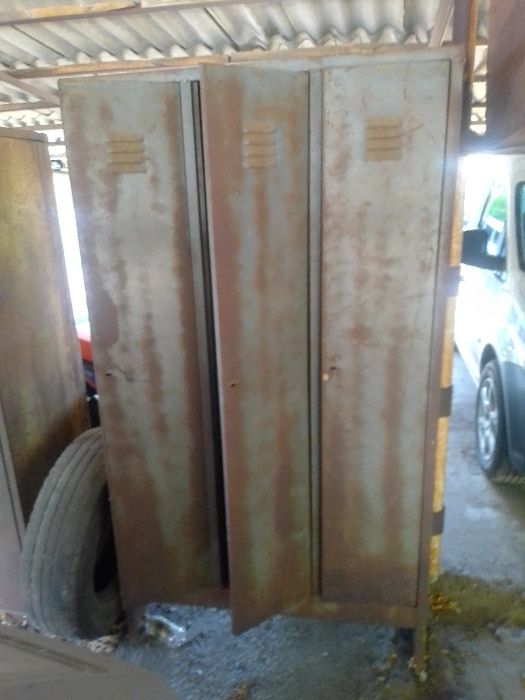 Шкаф металческий для автостоянки или офиса . Требует покраски .