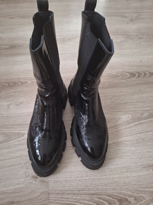 Botki Venezia lakierowana skóra 39