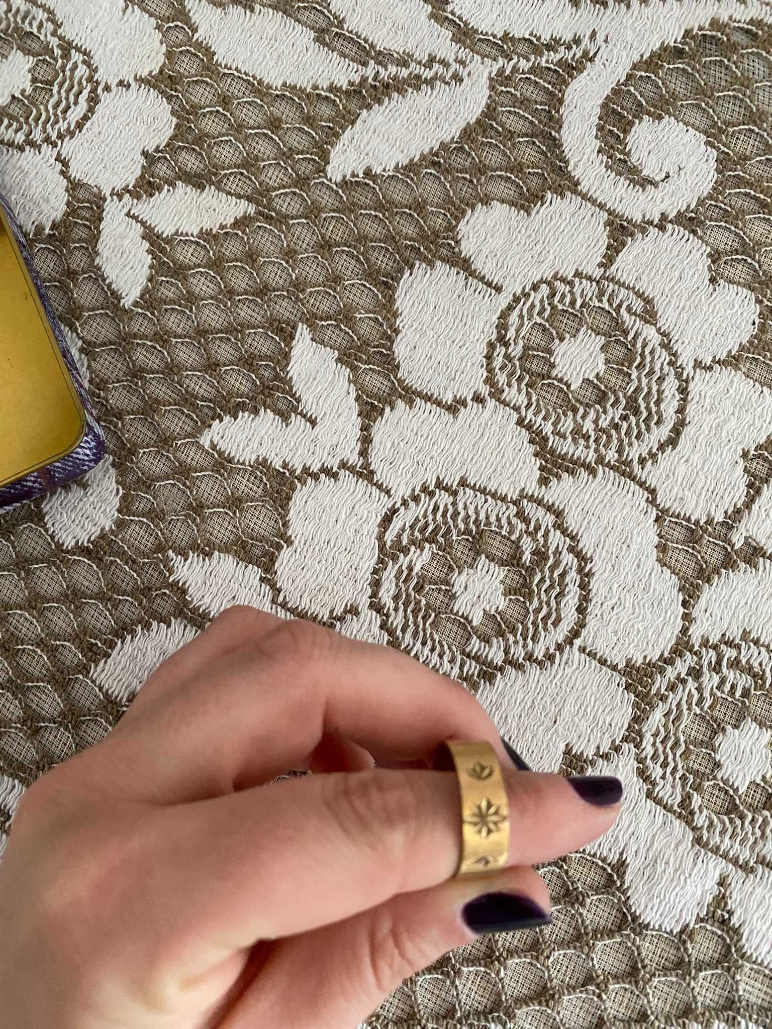 anel dourado com relevos