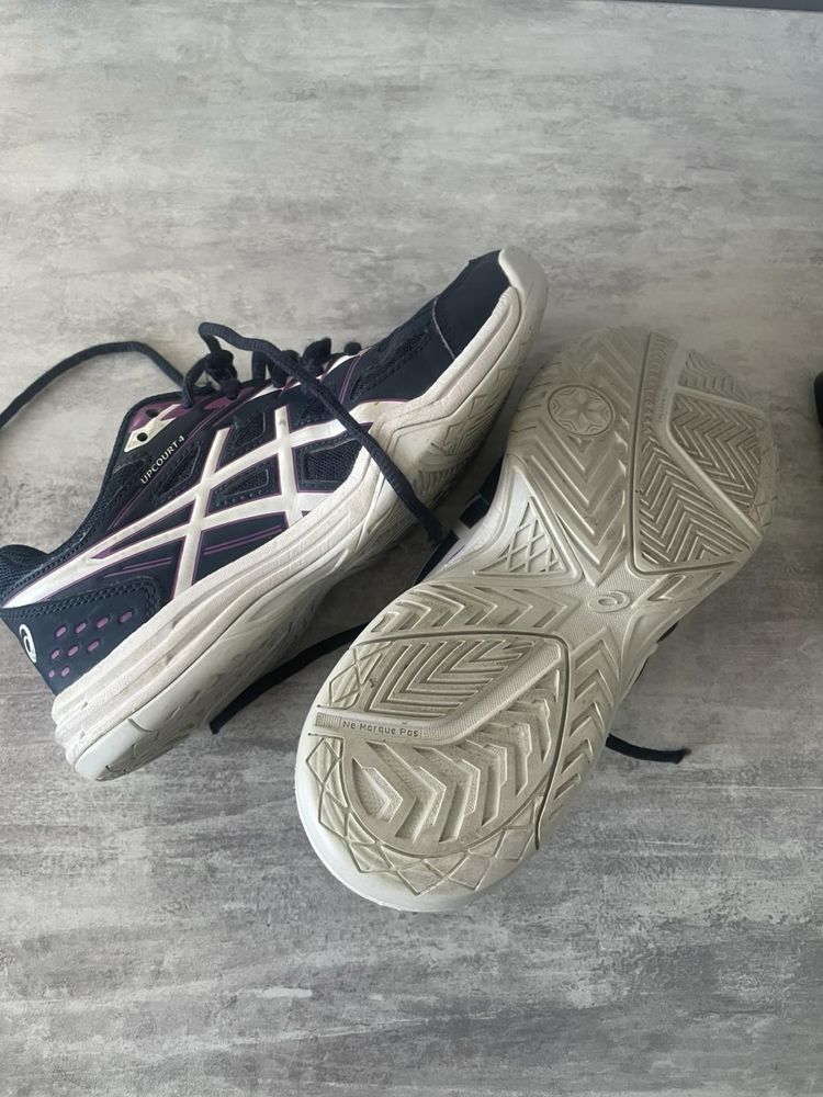 Кросівки Asics.