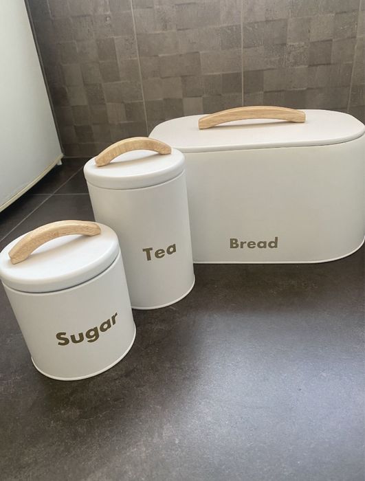 Caixas de pão, chá e açúcar brancas novas