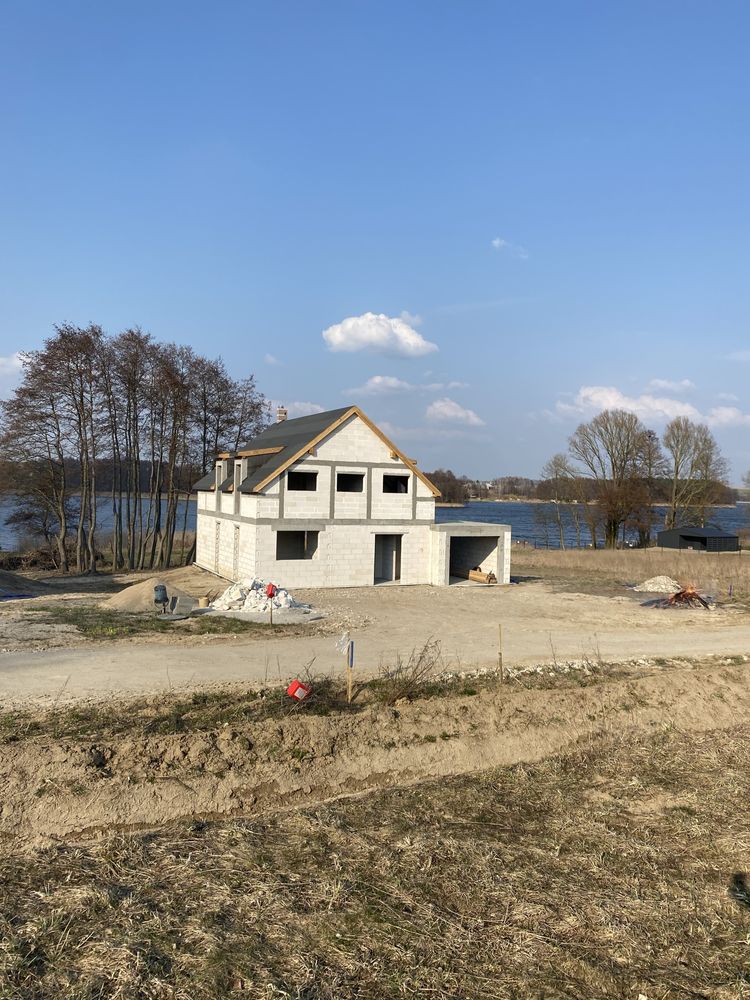 Dom z linia brzegową