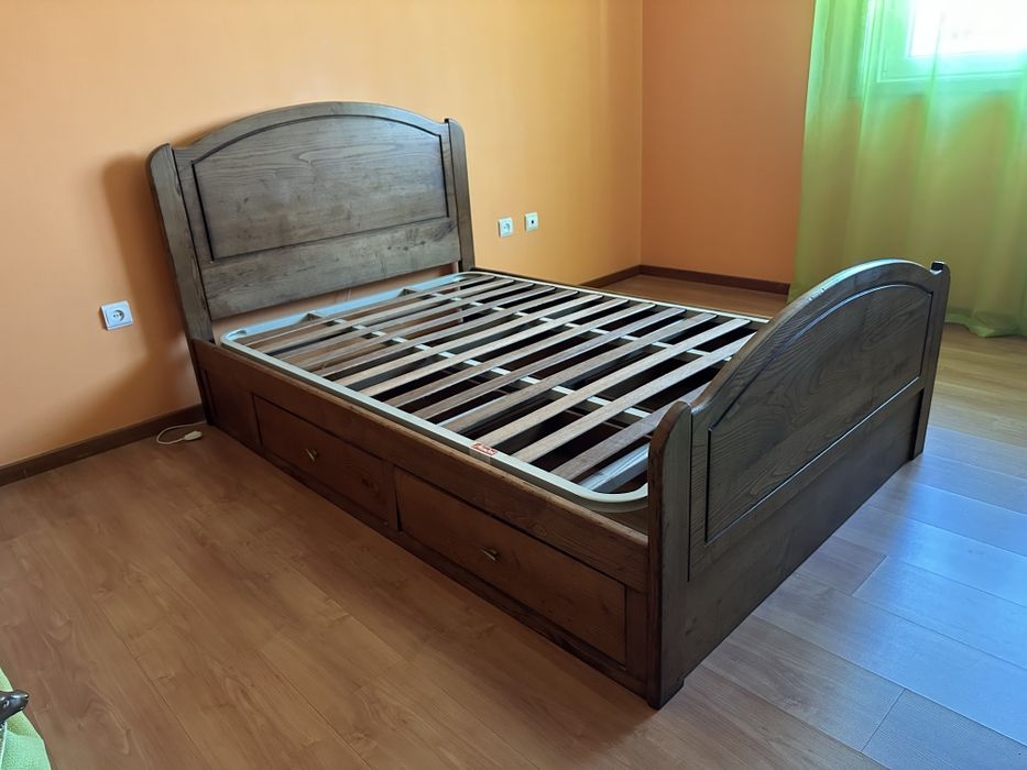 Cama de casal em madeira maciça com colchão