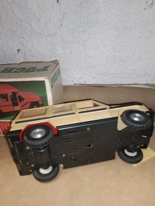 Zabawka Autko na kabel PRL Mercedes Punch G6