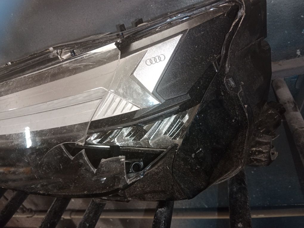 Audi Q4 e tron lampa przód lewa uszkodzona