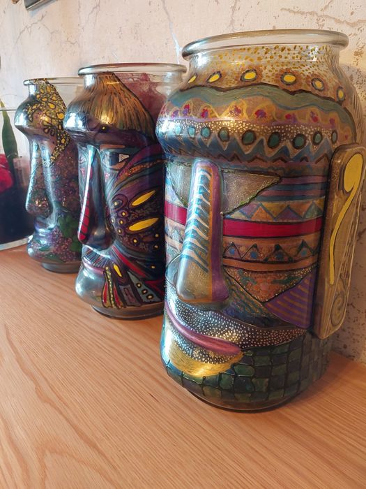 Frascos em forma de faces. Pintadas à mão e assinadas pelo artista.