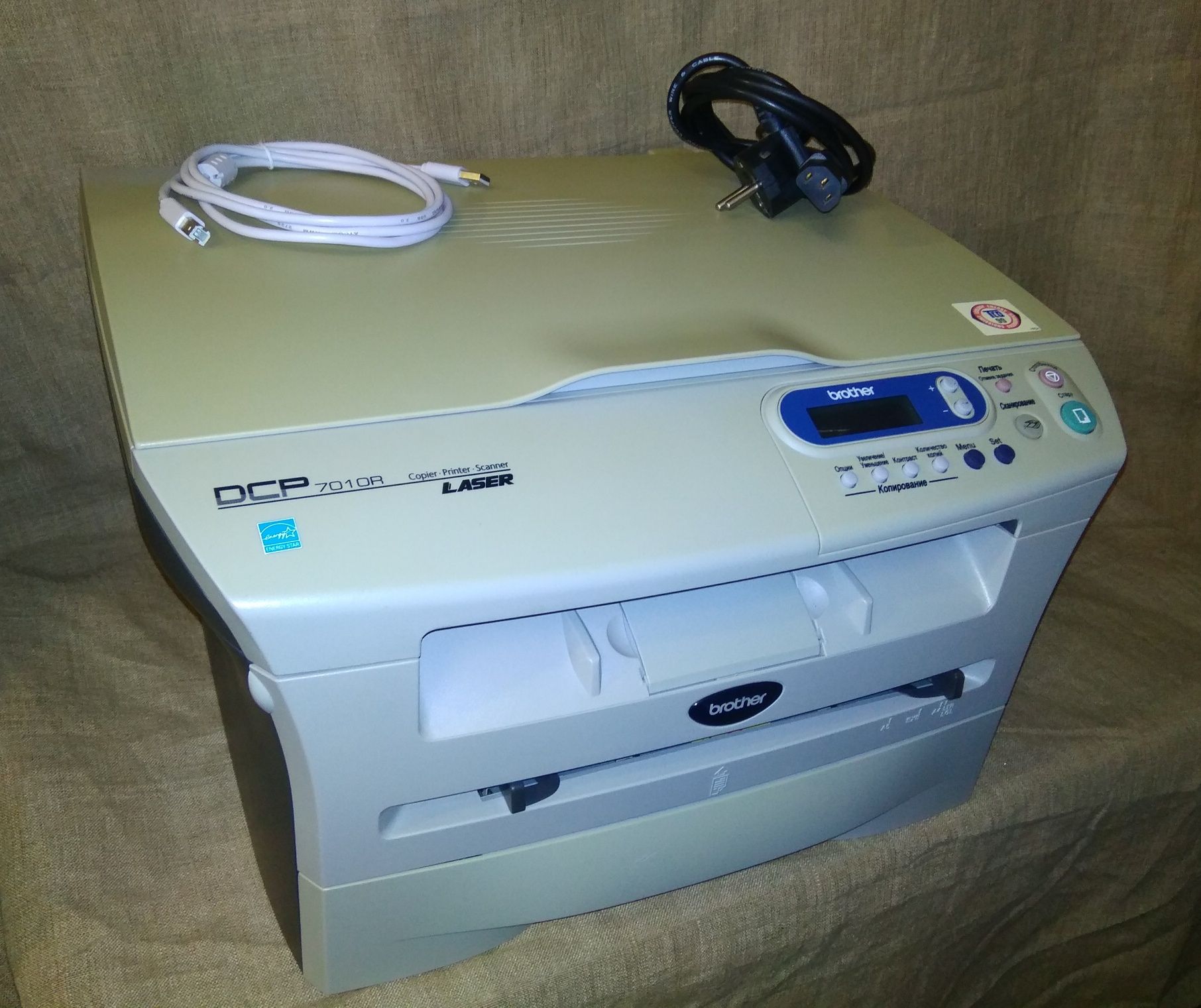 МФУ лазерный Brother DCP7010R  в отличном рабочем состоянии.