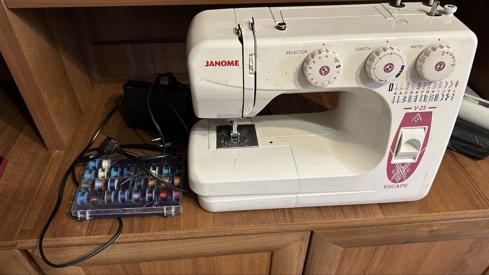 Швейна машинка Janome V-25 Escape