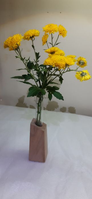 Деревянная ваза со стеклянной колбой