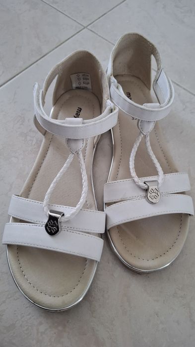 Sandálias de criança brancas