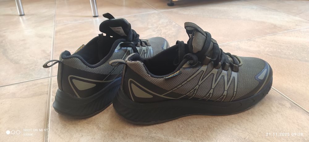 Кроссовки размер 40.