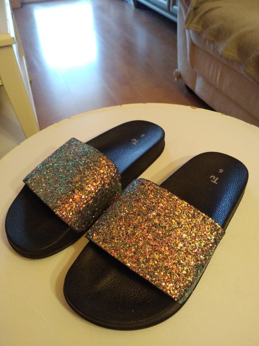 Piękne klapki z brokatem