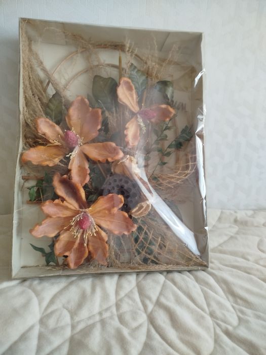 Kompozycja z kwiatów sztucznych na ścianę