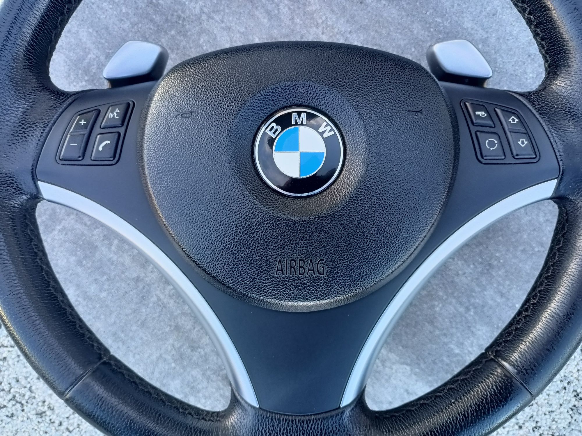 Kierownica M sport z łopatkami BMW E90 E91 E92 E93 E81 E87 E82 E88 X1