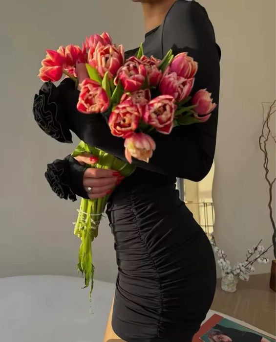 Продам платье с розами на рукавах