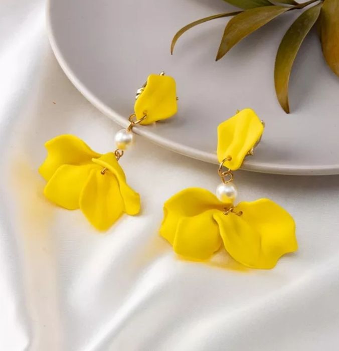 Kolczyki wiszące płatki akrylowe żółte i sztuczną perełka