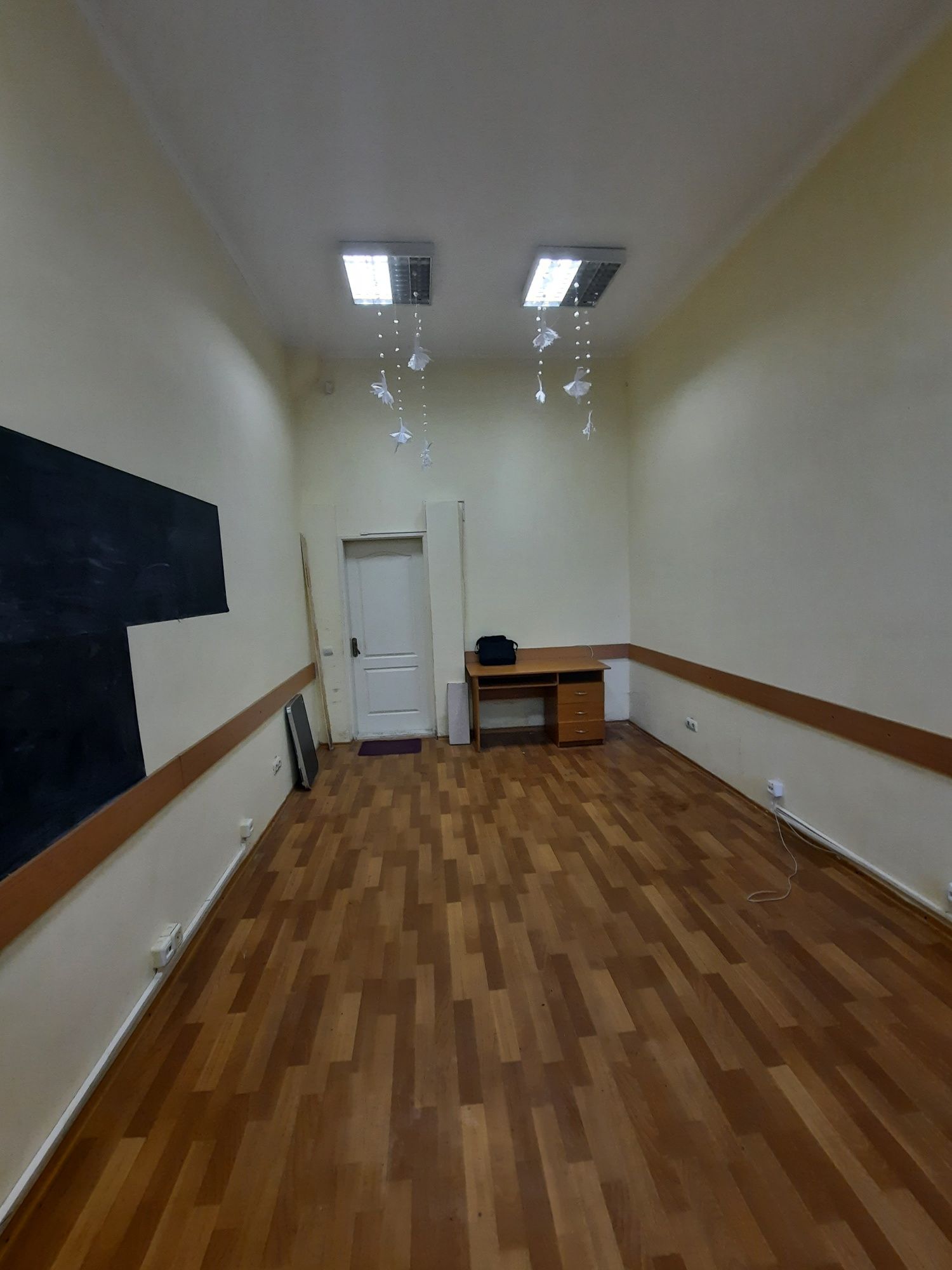 До Центру п'ять хв.Площа S = 18 m2.