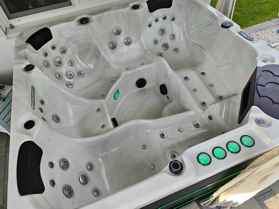 Nowa wanna spa - 3 silniki , dmuchawa , ozonator , LED , wodospad