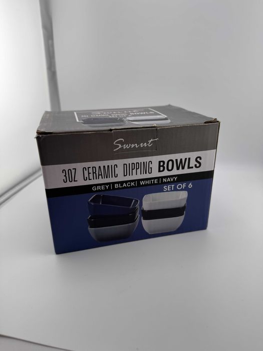 Zestaw małych porcelanowych miseczek ceramicznych na sos sojowy sushi