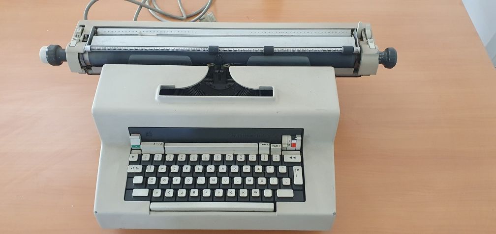 Máquinas de escrever antiga com mala