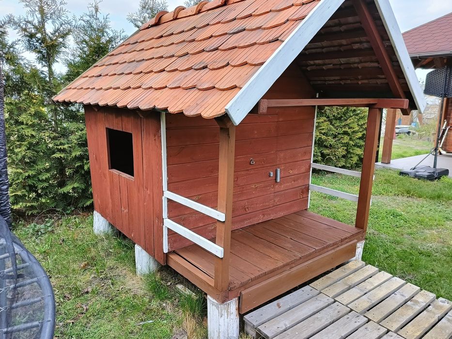 Bardzo porządny domek dla dzieci w bardzo dobrym stanie