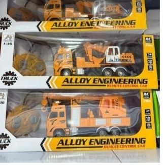 zdalnie sterowana ciężarówka z koparką.