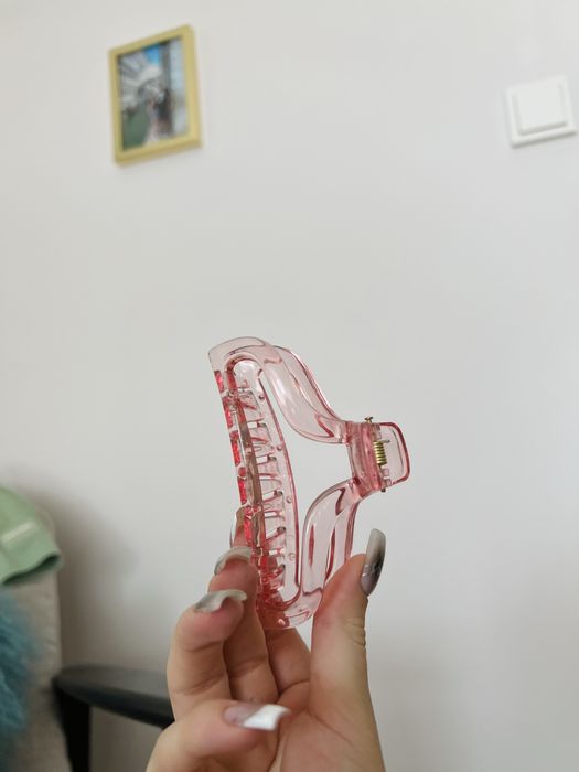 Różowa spinka do włosów alternative coquette