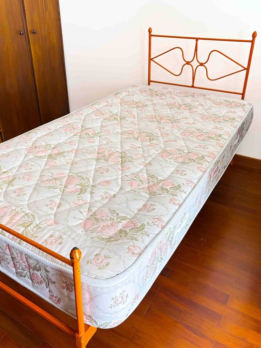 Cama Antiga de Ferro maciço