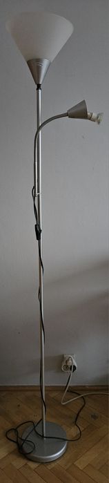 Wysoka lampa stojąca podłogowa