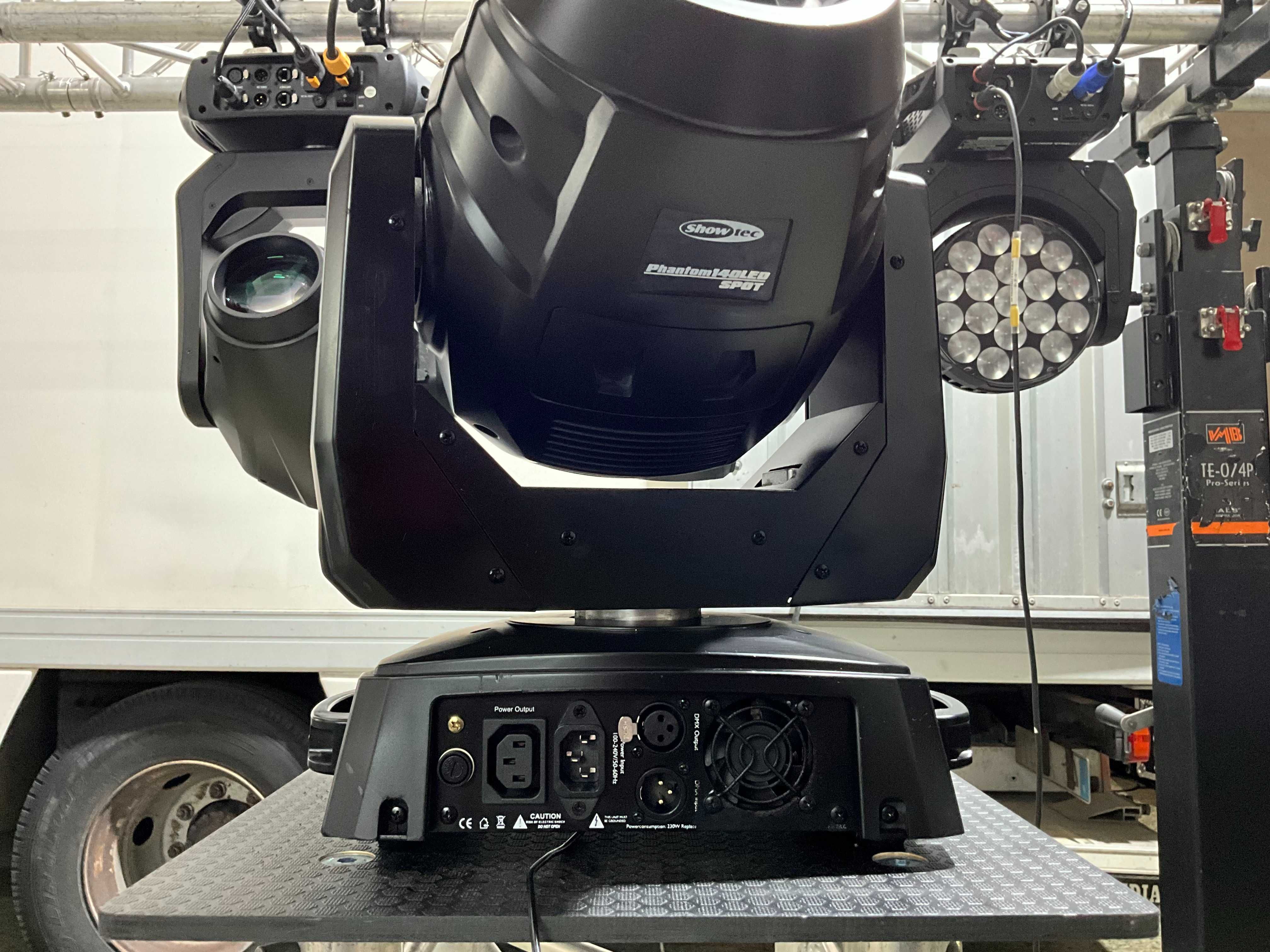 6 Moving head Showtec phantom 140 led spot (com case opcional) 2 com l