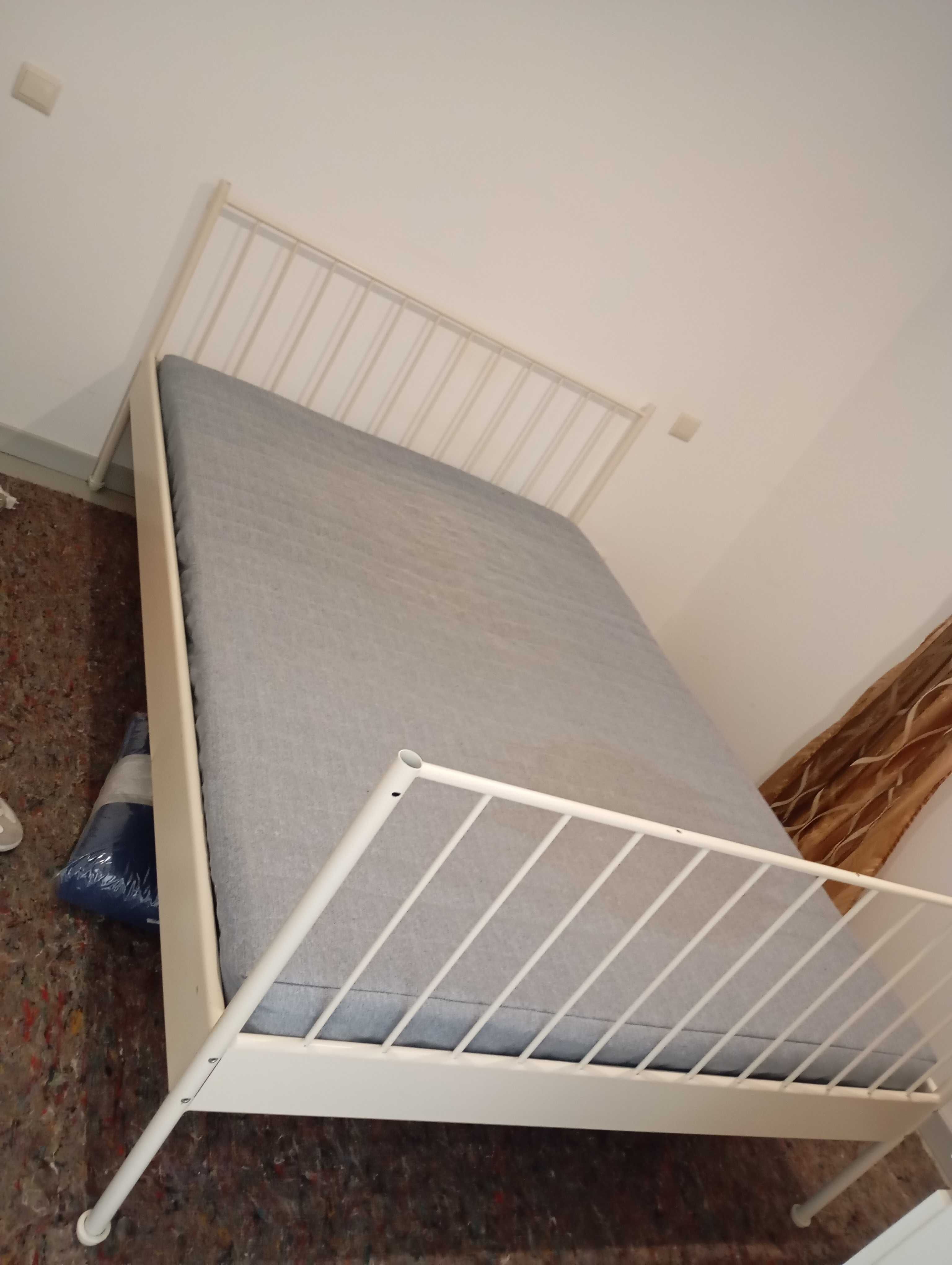 Cama com colchão e estrado