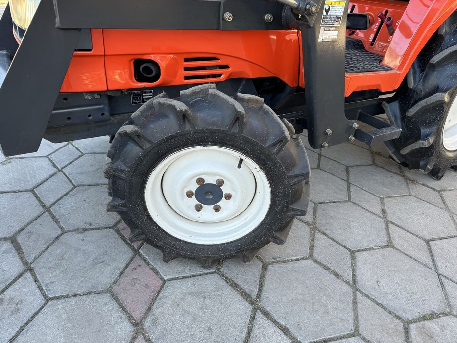 Kubota GT-3 с фронтальным погрузчиком мини-трактор
