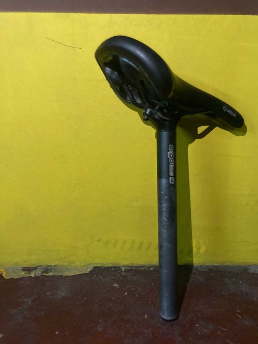 Espigão de bicicleta e selim