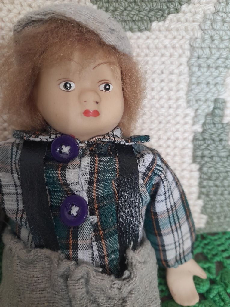 Boneco   porcelana e tecido com alguns anos.