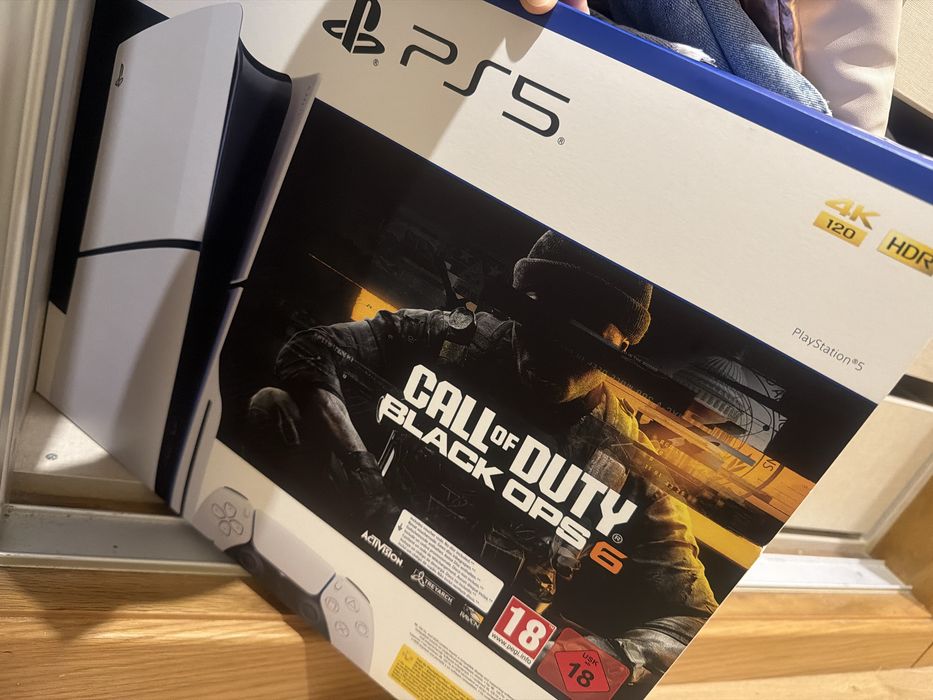 PlayStation 5 + jogo CALL OF DUTY