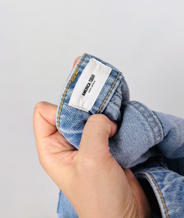 Niebieskie szorty jeansowe z efektem patchworku i postrzępioną nogawką