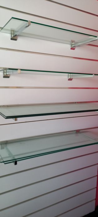 Prateleiras de vidro e cabides, para painel multisistema para loja