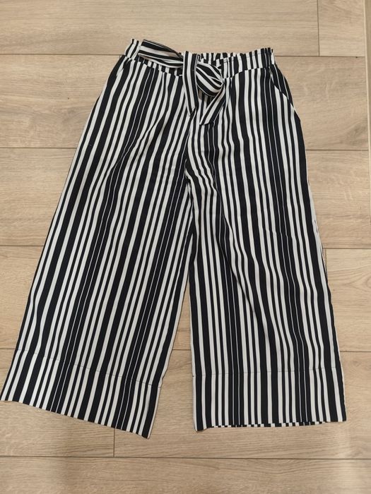 Eleganckie spodnie kuloty białe czarne paski 3/4 7/8 Stradivarius s m