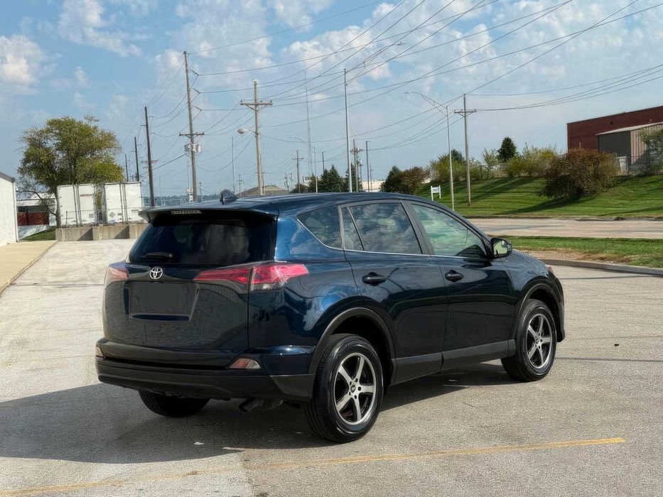 Toyota RAV4 LE      2017