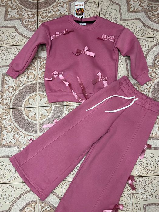 Яскравий костюм на дівчинку