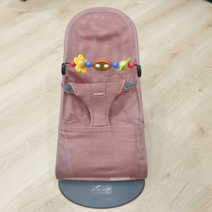 Leżaczek Babybjorn bliss mesh + zabawka