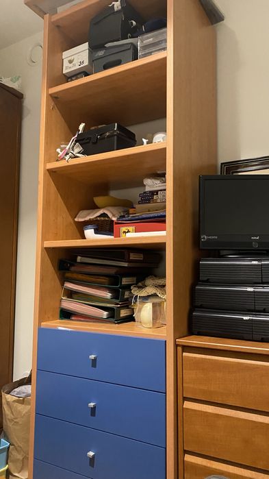 Secretaria, cadeira e armario de gavetas e prateleIras