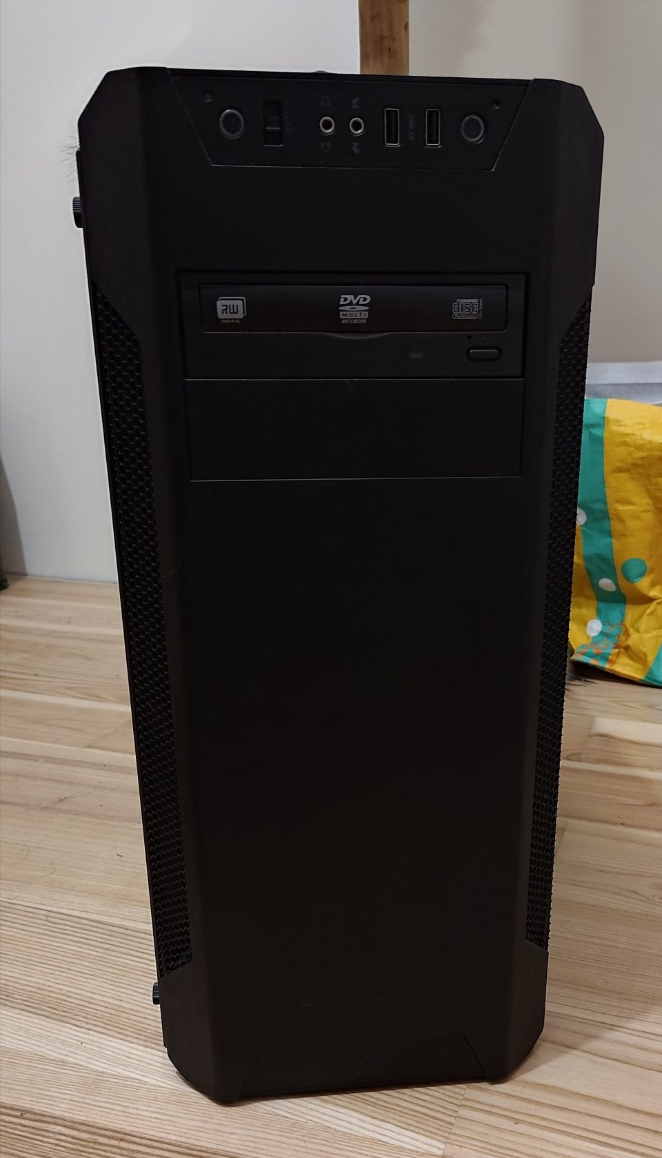 Komputer  Radeon R9 390 / i5-4670K / 16 GB RAM / 2x250GB SSD