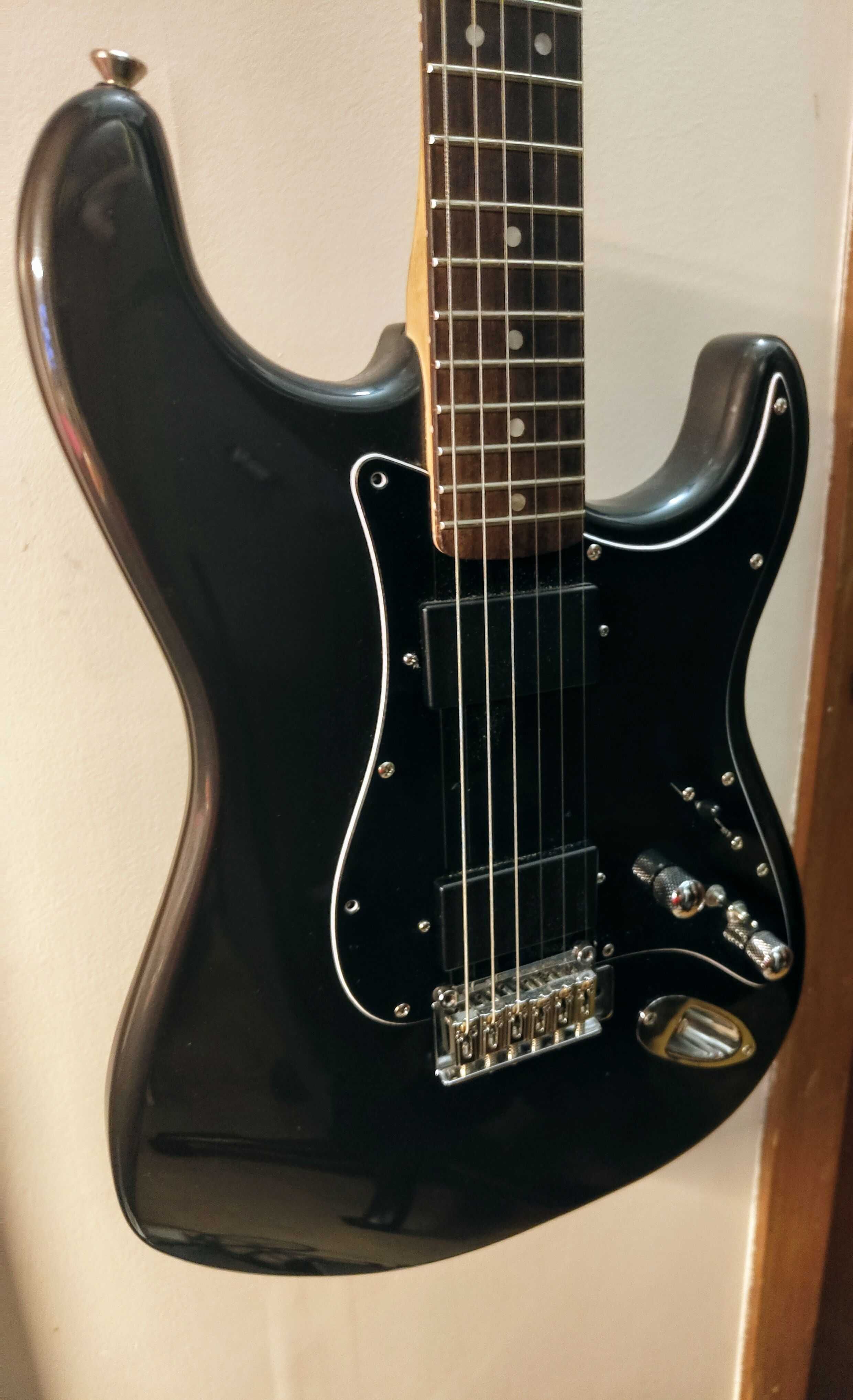 Guitarra elétrica squier com pickguard modificado
