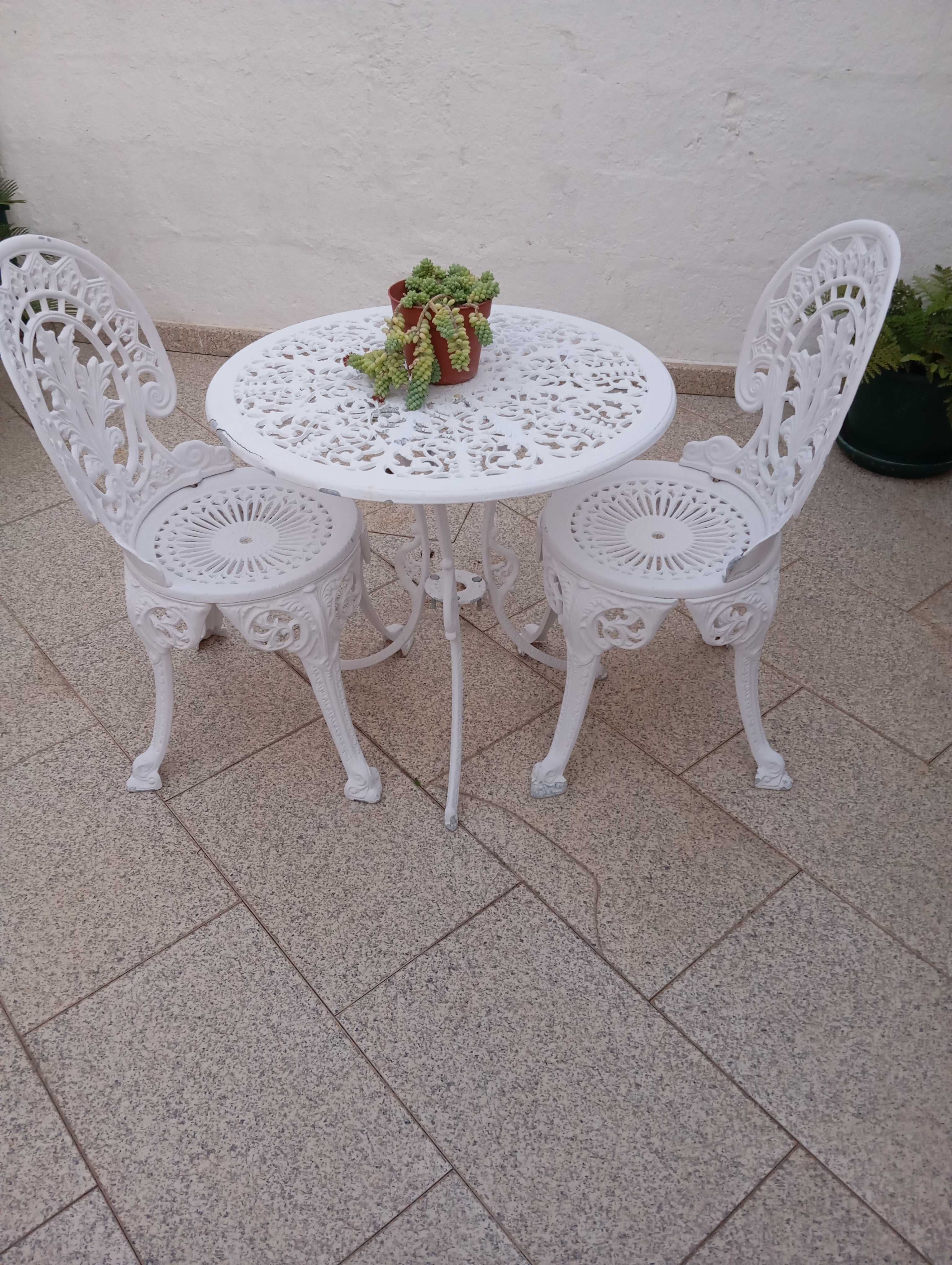 Mesa de jardim em ferro