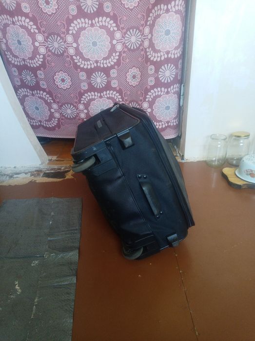 Чемодан дорожный на колёсиках