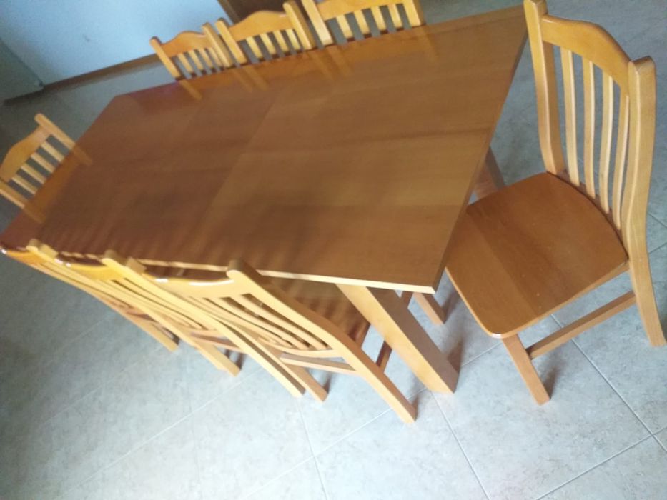 Vendo mesa 1.6x90  aberta fica vou 2 metros e 8 cadeiras