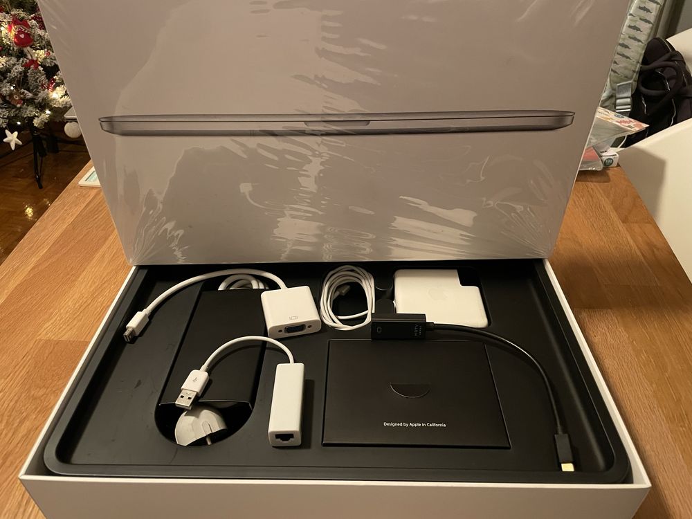 MacBook Pro 15 2.3 GHz i7, 16G, 512GB SSD, 2GB Nvidea, 1G Iris