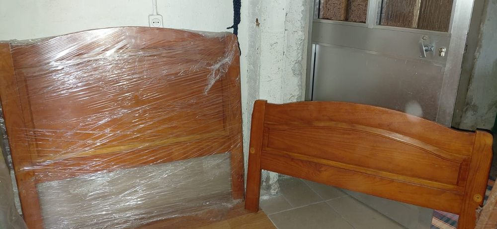 Mobilia de quarto em pinho
